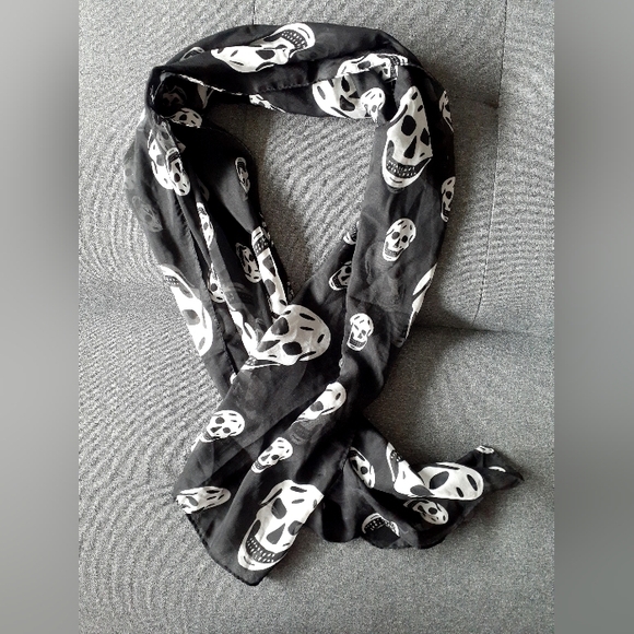 2/$20! Sheer silk skull printed scarf, large but lightweight - Picture 2 of 6
